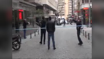 Şüpheli çantayı elleriyle açtı...