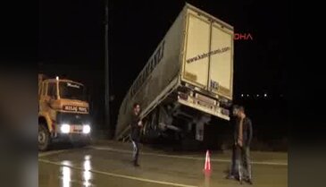 TIR tarlaya uçtu, Bursa-Ankara yolu ulaşıma kapandı