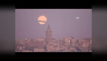 Galata ile Ay, bu kez mavi saate buluştu