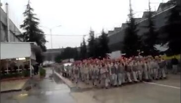 Bursa Renault'ta işçilerden kırmızı kartlı eylem!