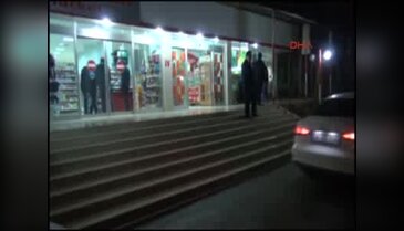 Kasiyerin gözüne biber gazı sıkıp kasadaki paraları aldılar