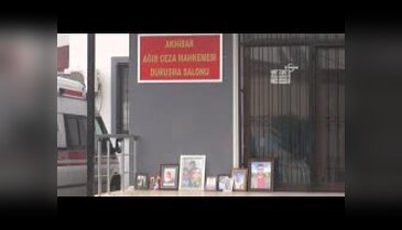 Madenci aileleri, duruşma salonu önüne eş ve çocuklarının fotoğrafını koydu