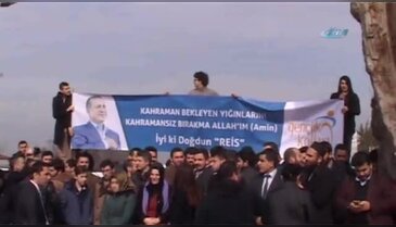 Erdoğan'ın konvoyunu durdurdular: "İyi ki doğdun Reis"