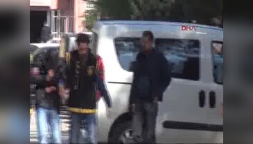 Swinger partisine gelen sivil polisleri erotik dansla karşıladı
