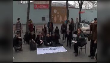 Tutuklu öğrenciler için cezaevi önünde ders