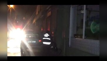 Polis, Bursa'da yanan evde zehirlenen bir kişiyi kurtardı
