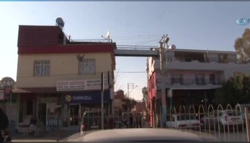 Oğlu ve gelini yorulmasın diye üst geçit yaptırdı