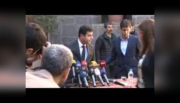 HDP Lideri Demirtaş oturma eylemi başlattı, yürüyüş çağrısında bulundu