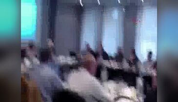 Mültecilerin vurulmasını isteyen politikacın suratına pasta fırlattılar