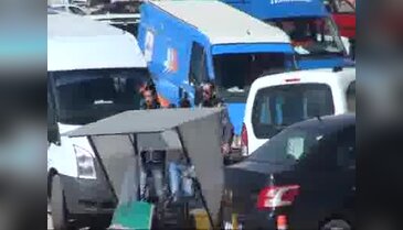 Kendisini polis olarak tanıtan dolandırıcı suçüstü yakalandı