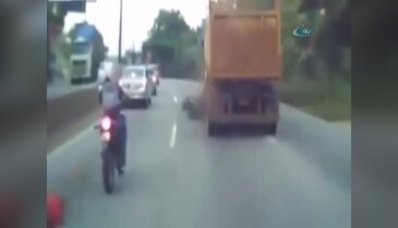 Kamyonun altında kalmaktan son anda kurtuldu