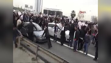 Servisçiler otoyolu kapattı