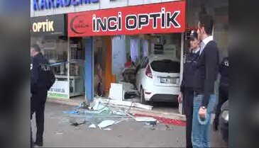Yayaya çarpıp işyerine girdi