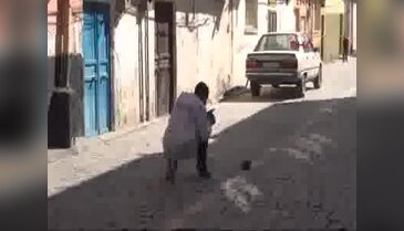 Sokakta yürürken tabancayla bacağından vuruldu