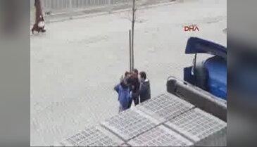 Park halindeki 5 aracın camlarını kırdı
