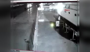 Otomobilin denize uçma anı kamerada