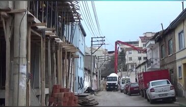 Bursa'da kepçe yanlış evi yıktı!