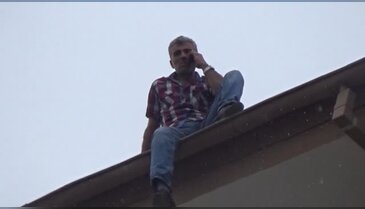 Bursa'da intihar için çatıya çıktı, kurtarın diye itfaiyeyi aradı!