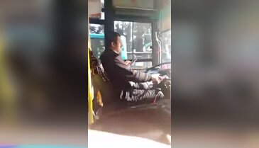 Bursa'da halk otobüsü şoförünün rahatlığı!