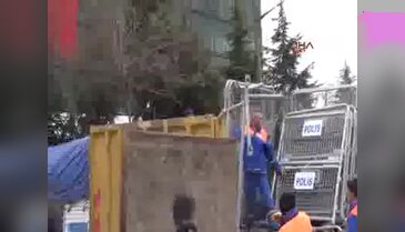 Zaman Gazetesi çalışanları polis kontrolü sonrası içeri alınıyor