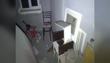 Bursa'da iki çocuğuyla inşaatta yatıp kalkıyor