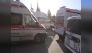 Minibüs, trafik lambası direği ile Tır'a çarptı: 2 ölü, 1 yaralı