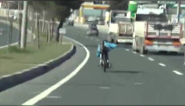 Motosiklet üzerinde tehlikeli yolculuk