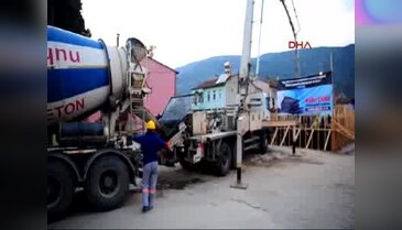 Bursa'da temel atma töreni kazasında Büyükşehir Belediye Başkanı, hafif yaralandı