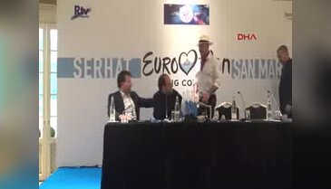 Serhat Hacıpaşalıoğlu Eurovison'da yarışacak şarkısını Paris'te tanıttı