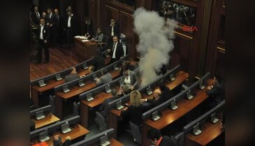 Kosova Meclisi'ne göz yaşartıcı gaz atıldı