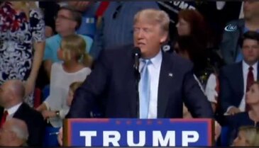 Trump'ın mitinginde siyahi gence darp