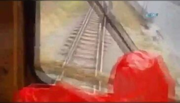 Tren teğet geçti!