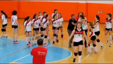 Kadın voleybolcular tekme tokat kavga etti