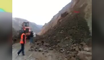 Hasta taşıyan ambulans heyelan nedeniyle mahsur kaldı