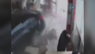 Otomobil restorana daldı!