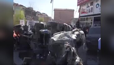 Beton mikseri ağaca çarpıp devrildi; 2 ölü, 1 yaralı