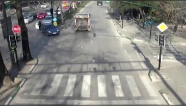 Bursa'da çöp kamyonu ile çarpışan aracın altında kaldı!