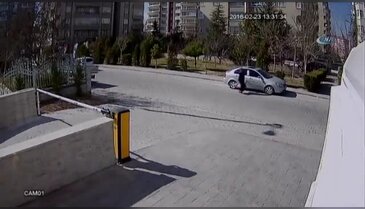 Önce kameraya ardından polise yakalandılar