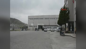 Dikili'deki sığınmacılar spor salonunu ateşe verdi