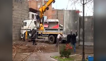 Sur'un bazı girişleri beton bloklarla kapatıldı