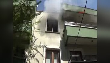 Bursa İnegöl'de Evini ateşe verdi, daire kapısında oturup bekledi