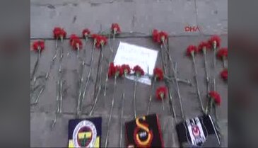 Kaldırıma bırakılan karanfillerin arasına 'Alışmıcam kardeşim' yazılı not kondu