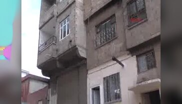 Üzerine demir kapı düşen çocuk öldü