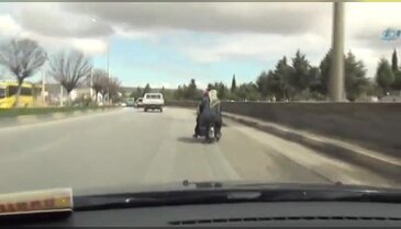 Gaziantep'te bir motosiklete 4 kişi bindi