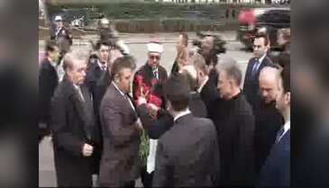 Sağlık Bakanı Müezzinoğlu bombalı saldırının olduğu yere karanfil bıraktı