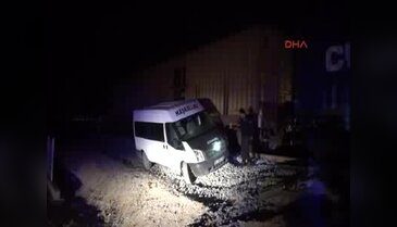 Hemzemin geçitte yük treni ile minibüs çarpıştı