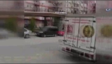 Üst geçitte bir otomobil