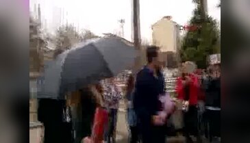 Pişman aşık kendisini affettirdi