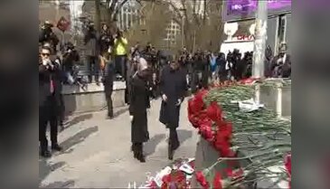 Davutoğlu Ankara Kızılay'daki bombalı saldırının olduğu yere karanfil bıraktı
