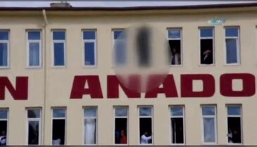5'inci kattan atlayan öğrenci başka bir öğrencinin üzerine düştü